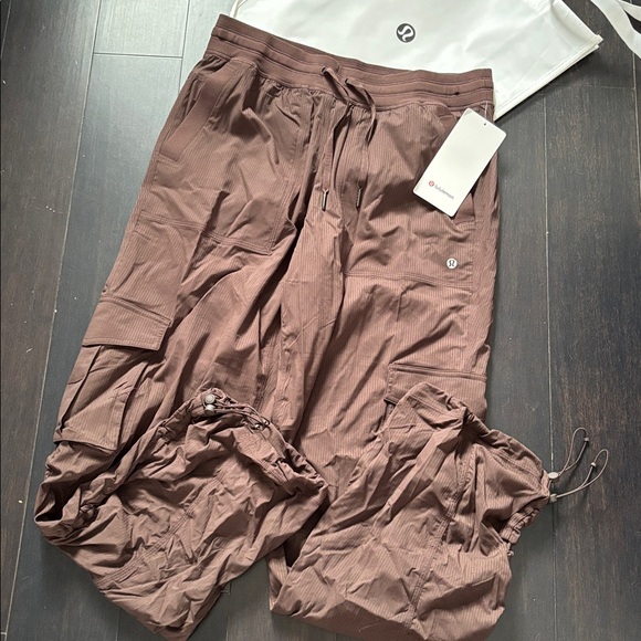 LULULEMON DANCE STUDIO RELAXED FIT MR CARGO PANTS IN ESPRESSO SZ M NWT - Picture 5 of 9